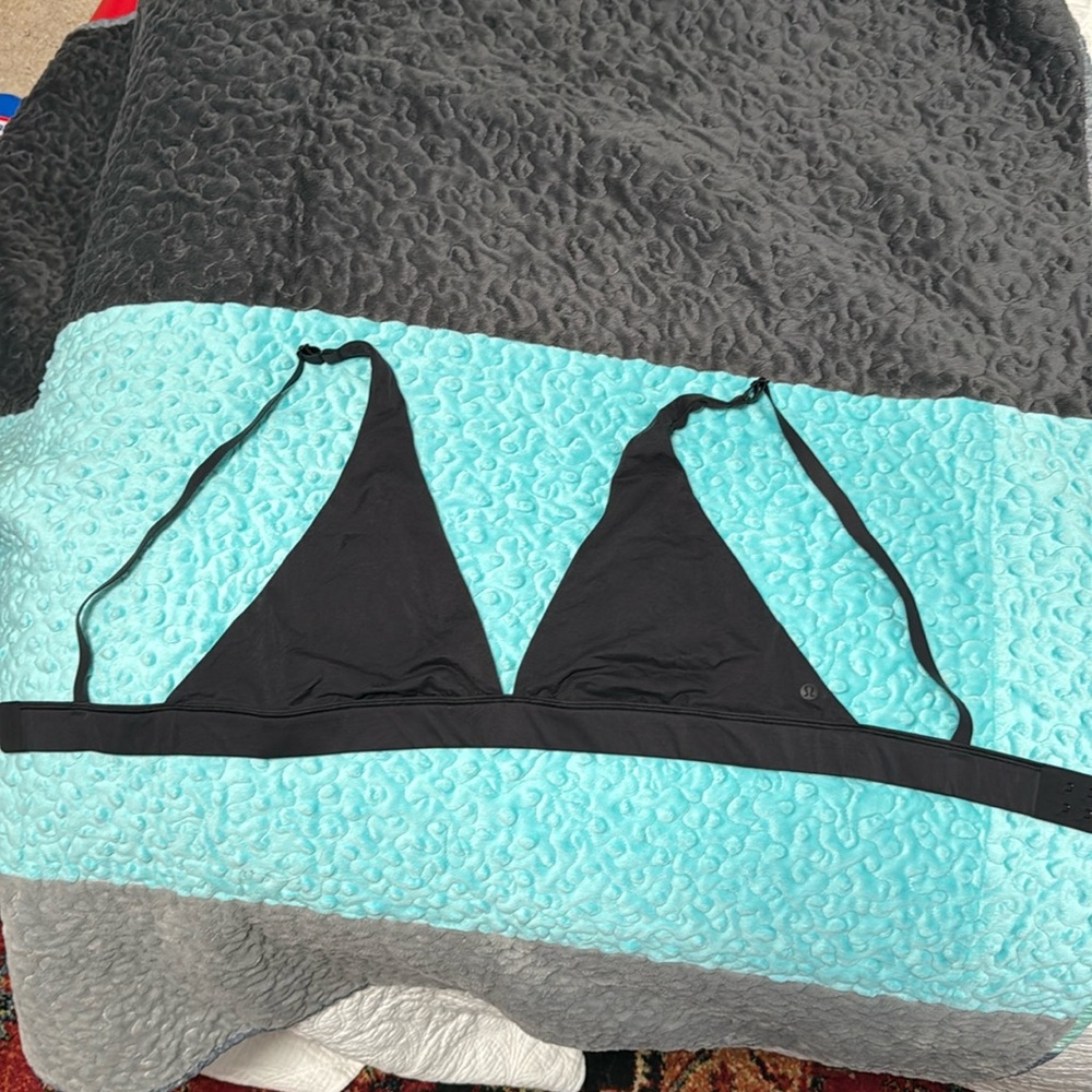 Lululemon Wundermost Ultra-Soft Nulu Triangle Bralette, EUC, Size 10 Black